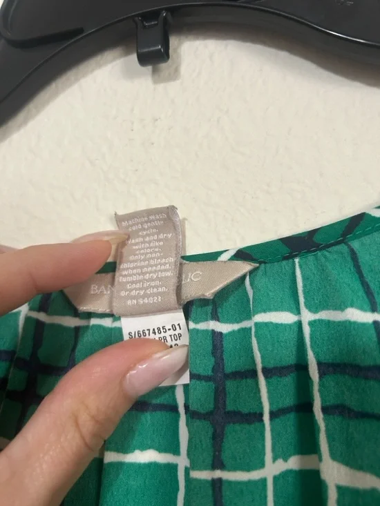 Banana Republic Green Plaid Sleeveless Split Neck Blouse Top Medium - Picture 3 of 8